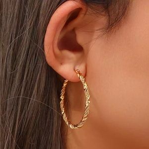 NEW 18K GOLD CUTE TWISTED WAVE HOOP EARRINGS